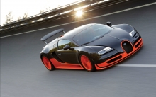 Черный Bugatti Veyron развивает максимальную скорость на треке